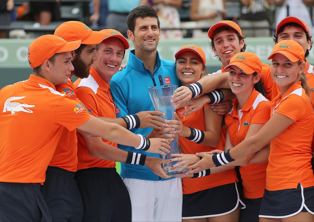 De ballenjongens en ballenmeisjes delen mee in de feestvreugde van Novak Djokovic na zijn overwinning in Miami, wat zou een goed onderschrift zijn bij deze foto? (Pro Shots / Zuma Sports Wire)