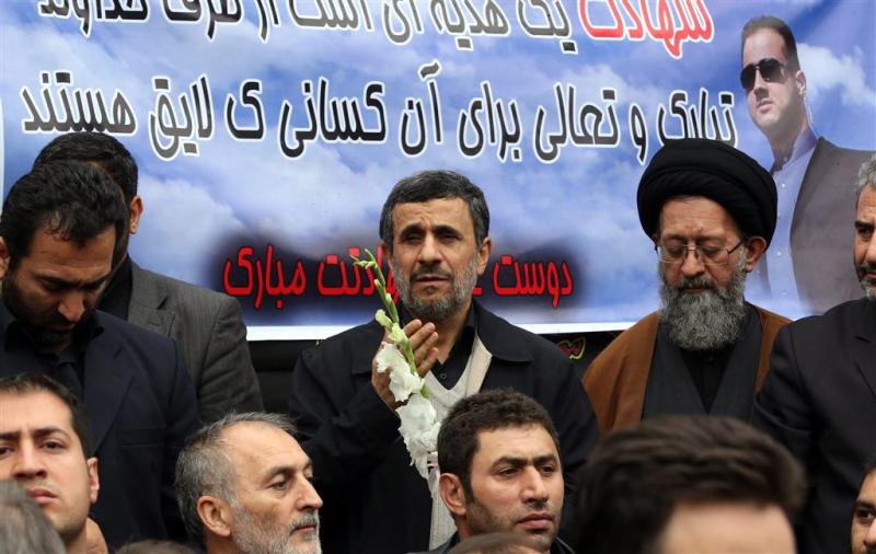 Ahmadinejad kondigt terugkeer aan