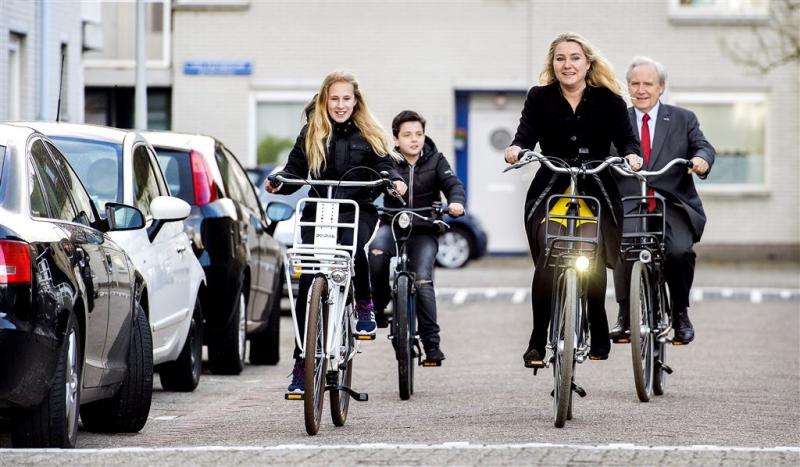 Fietsende minister reikt diploma uit