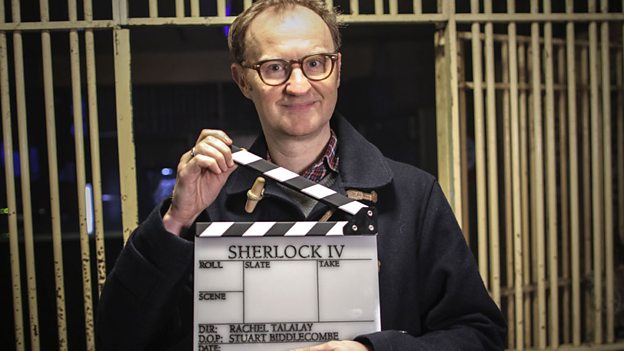 Mark Gatiss met clapperboard voor Sherlock 4