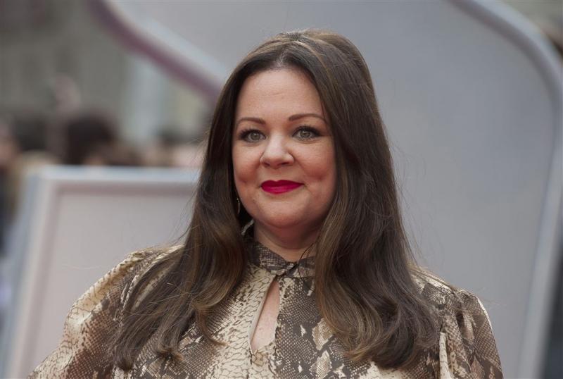 Melissa McCarthy crowdsurft naar podium