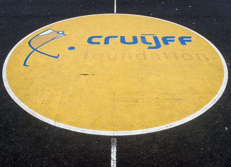 Eerste Cruyff Court geopend na dood Cruijff
