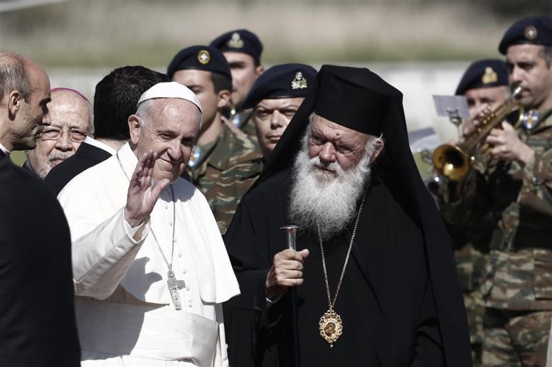 Paus neemt vluchtelingen mee van Lesbos