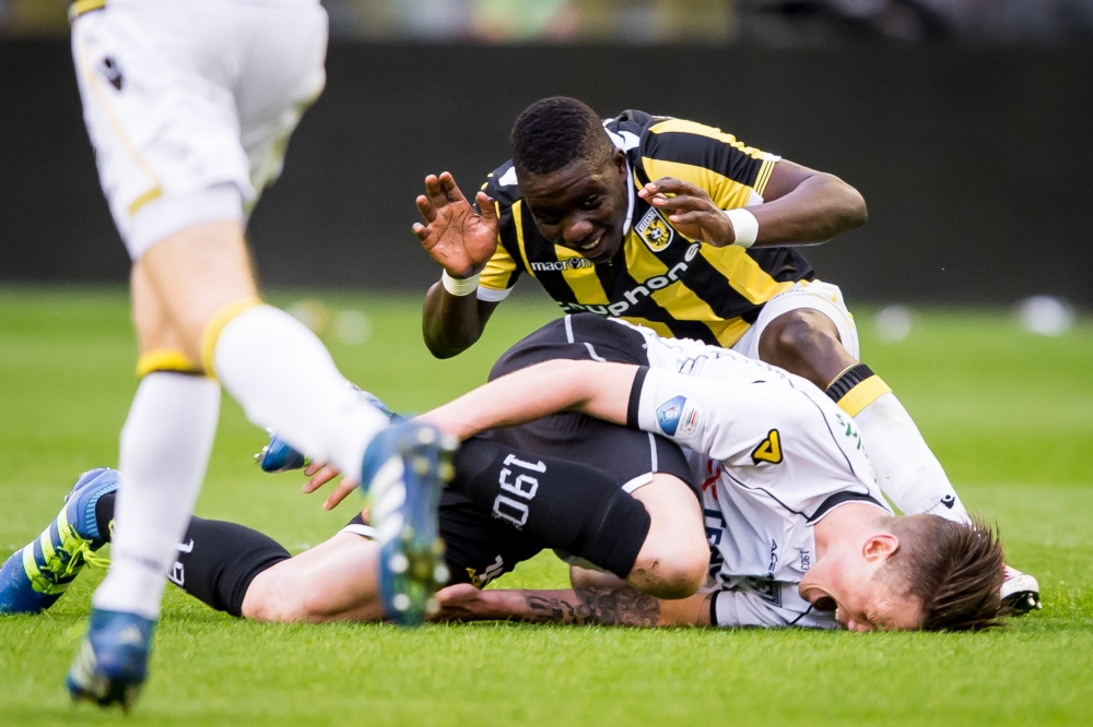 Vitesse-speler Marvelous Nakamba duikt hier op achter Heracles-speler Wout Weghorst, wat is hier gaande? (Pro Shots / Ronald Bonestroo)