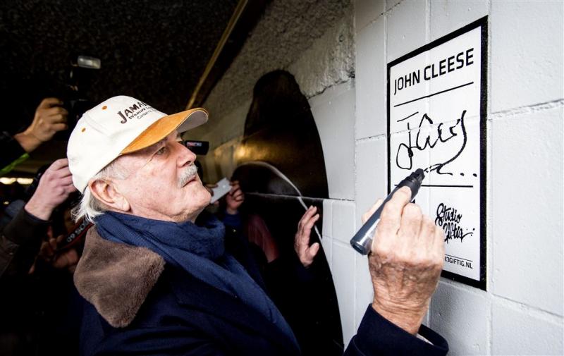 John Cleese opent fietstunneltje Eindhoven