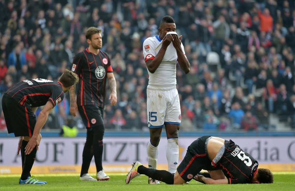 FSV Mainz-speler Jhon Cordoba (in het wit) en Eintracht Frankfurt-speler Szabolcs Huszti (in het rood op de grond) zorgen voor dit bijzondere plaatje. Maar wat is hier aan de hand? (Pro Shots / Witters)