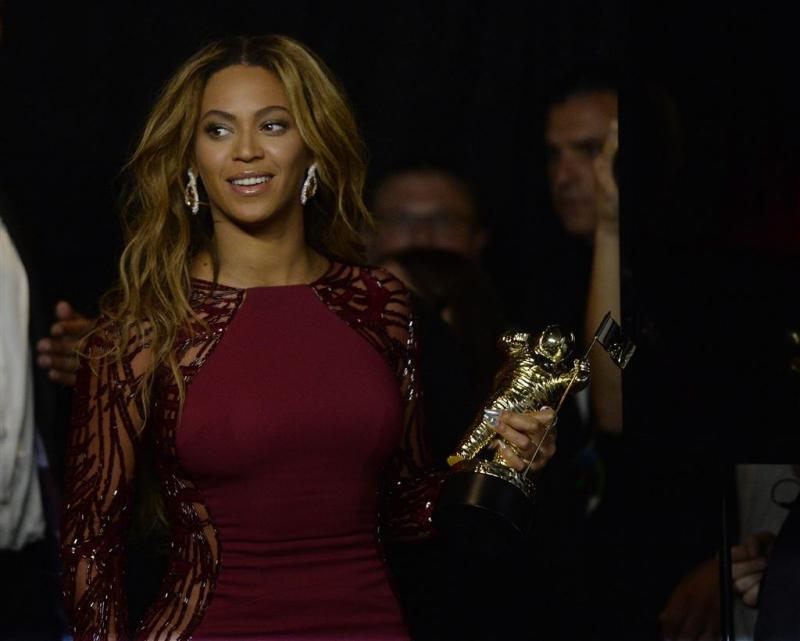 Beyoncé wipt Lil' Kleine van eerste plaats