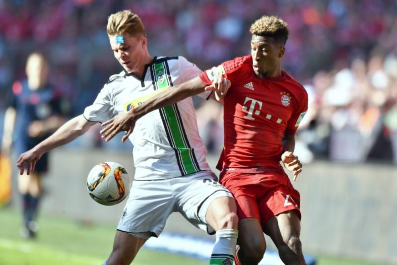 Nico Elvedi en Kingsley Coman (Bayern, rechts) met elkaar in duel. (PRO SHOTS/Witters)