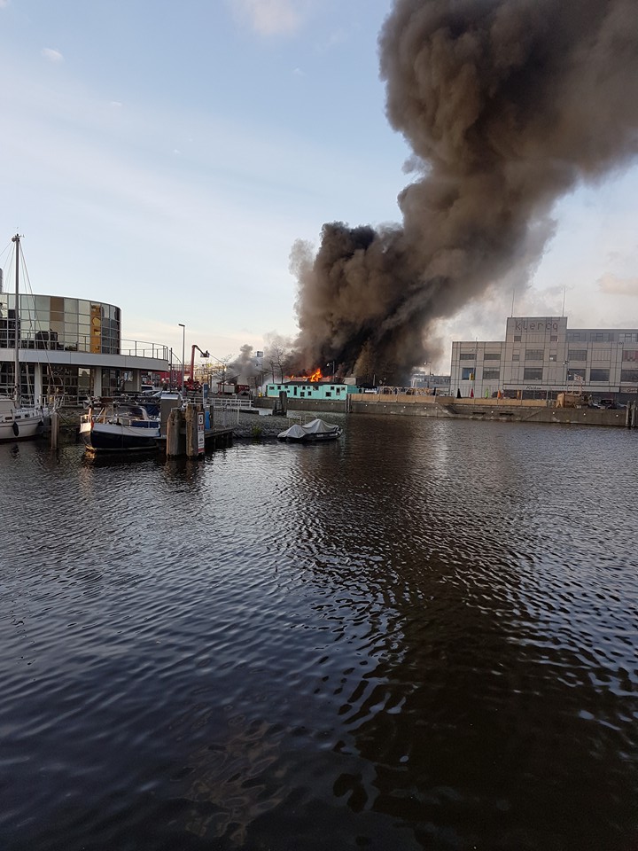 Brand aan Noorderkade in Alkmaar (Foto: Patries de Jong)