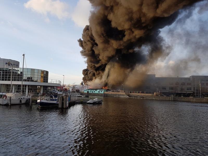 Brand aan Noorderkade in Alkmaar (Foto: Patries de Jong)