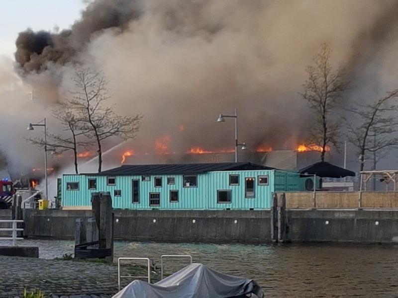 Brand aan Noorderkade in Alkmaar (Foto: Patries de Jong)