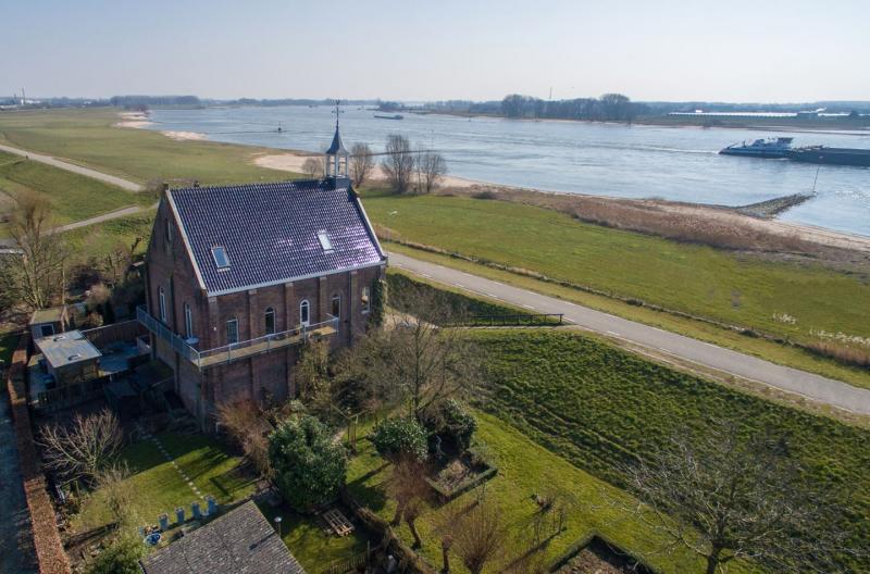 Kerk aan de Waaldijk, Vuren (Foto: Funda)
