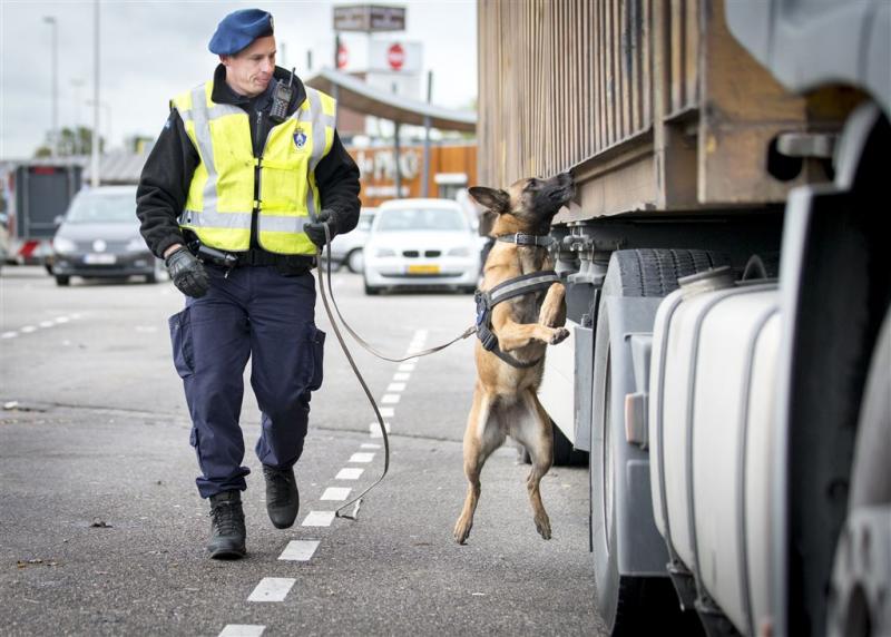 Vluchtelingen bellen politie vanuit koelwagen