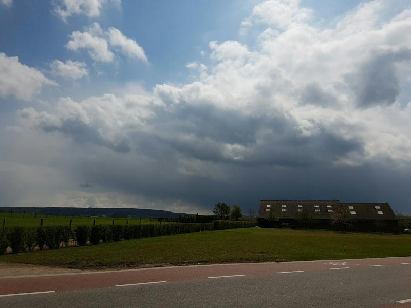 Luuntje zag een bui hangen boven een boerderij in Wittem (Foto: Luuntje)