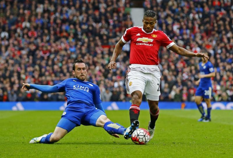 Leicester City's Christian Fuchs in actie met Manchester United's Antonio Valencia. 