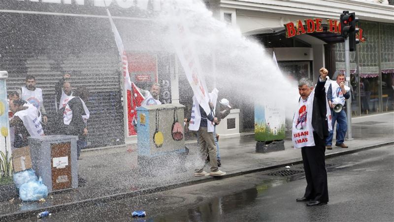 Man overleden door waterkanon bij Taksimplein