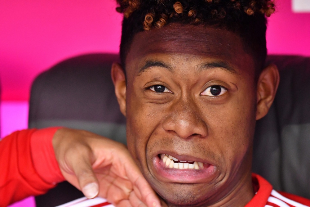 Bayern München-speler David Alaba wordt op de bank tot zijn grote schrik lastig gevallen. Wat is hier gaande? (Pro Shots / Witters)