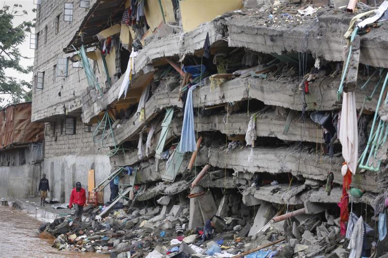 Baby gered uit ingestort gebouw Kenia