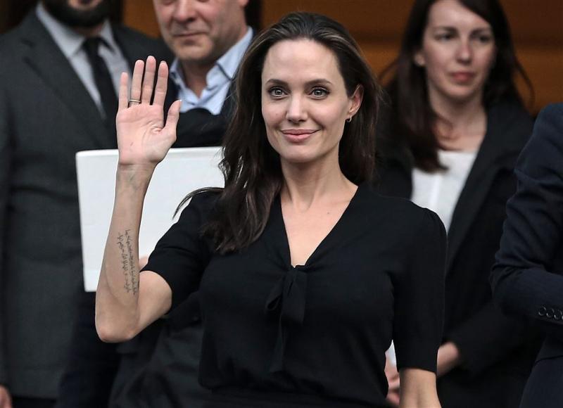 'Jolie overweegt baan bij Britse overheid'
