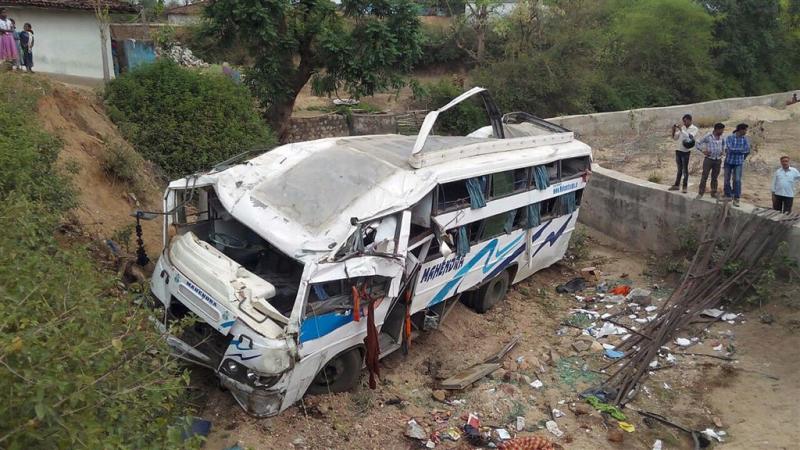 Indiase bus stort in rivierbedding, 17 doden