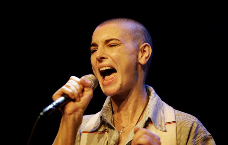 Arsenio Hall klaagt Sinéad O'Connor aan