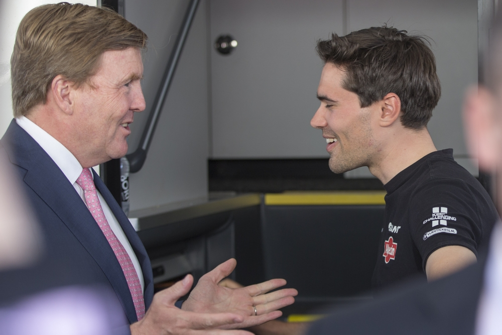 Koning Willem-Alexander en wielrenner Tom Dumoulin zijn druk in gesprek voor de start van de Giro d'Italia in Apeldoorn, waar hebben beide heren het over? (Pro Shots / Peter Lous)