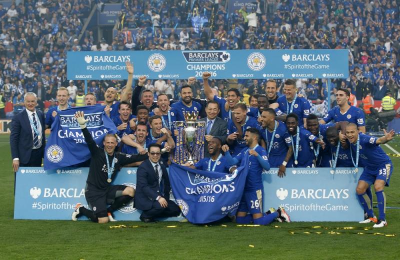 Leicester City kreeg na de wedstrijd de beker uitgereikt die bij de landstitel hoort. (PRO SHOTS/Action Images)