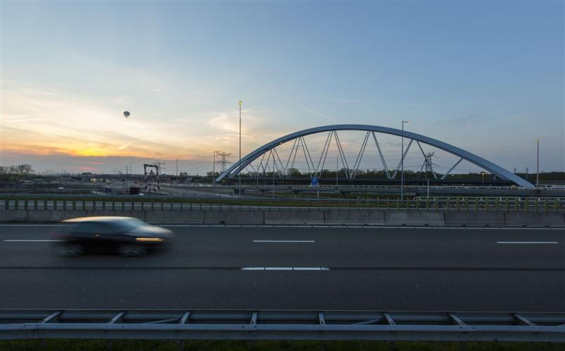 A1 weer open na plaatsing brug bij Muiderberg