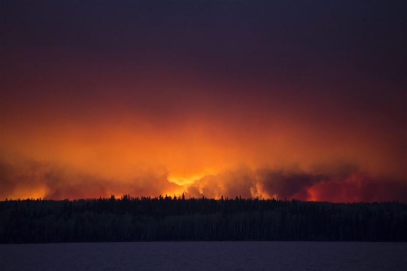 Harde wind wakkert natuurbrand Alberta aan