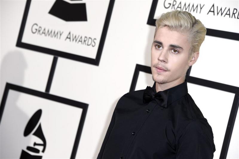 Justin Bieber mediteert in boom