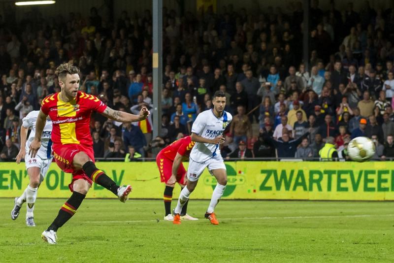 Leon de Kogel bepaalt vanaf de stip de eindstand in Deventer (Pro Shots/Erik Pasman)