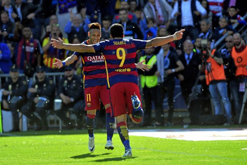 Suázrez en Neymar vliegen in elkaars de armen. (PRO SHOTS/Marca)