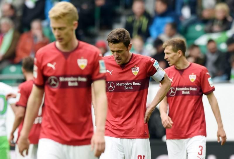 Spelers van Stuttgart druipen af na degradatie. (PRO SHOTS/Witters)