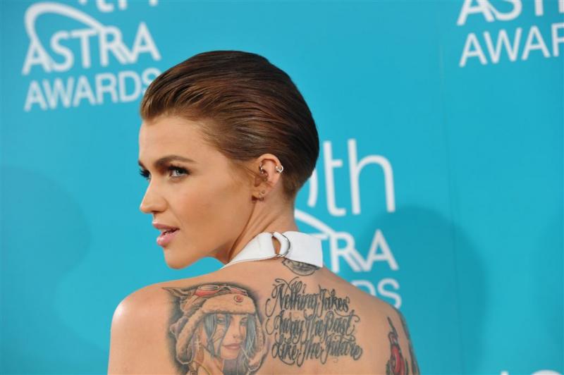 Ruby Rose gooit met patat naar barman