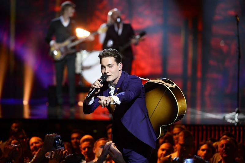 Douwe creëert eigenhandig songfestivalrel