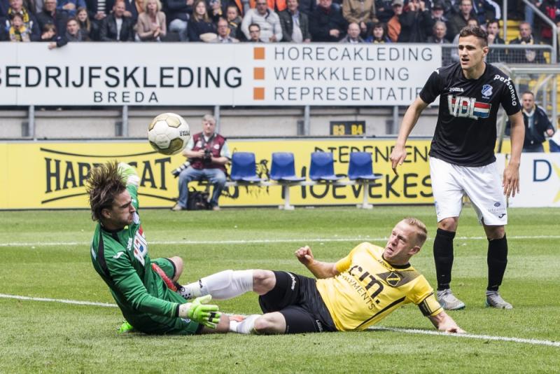 NAC Breda-speler Ars stuit op FC Eindhoven-keeper Swinkels