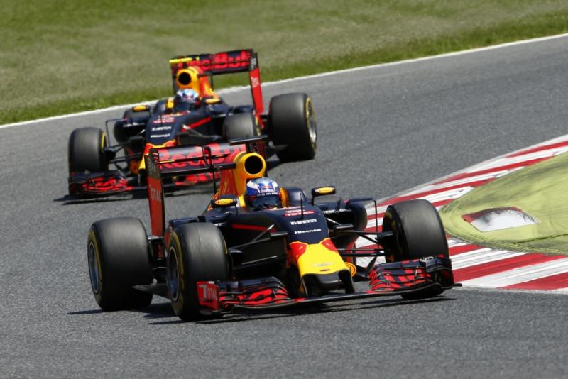 Na het uitvallen van de Mercedessen lag Daniel Ricciardo op kop, voor Max. Ricciardo viel mede uiteindelijk door een strategische keuze terug naar plek vier (Pro Shots/Zuma Sports Wire)