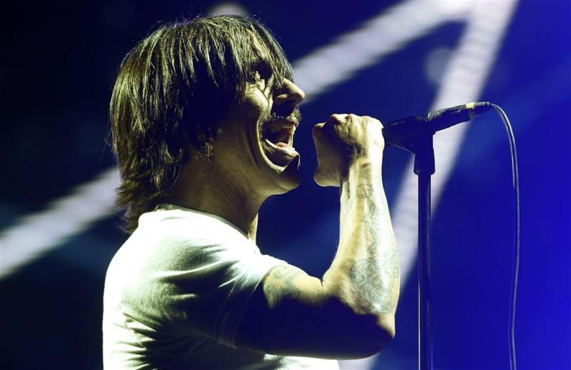 Anthony Kiedis krabbelt langzaam op