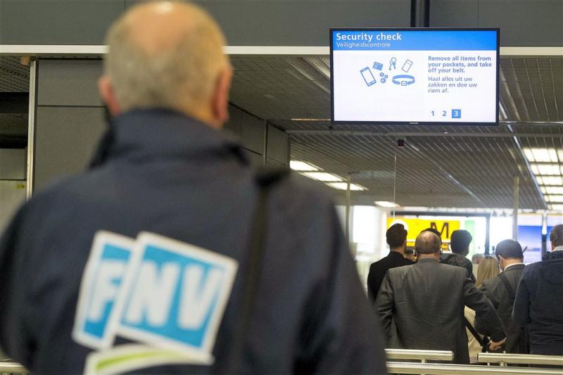 Beveiligers Schiphol leggen werk even neer