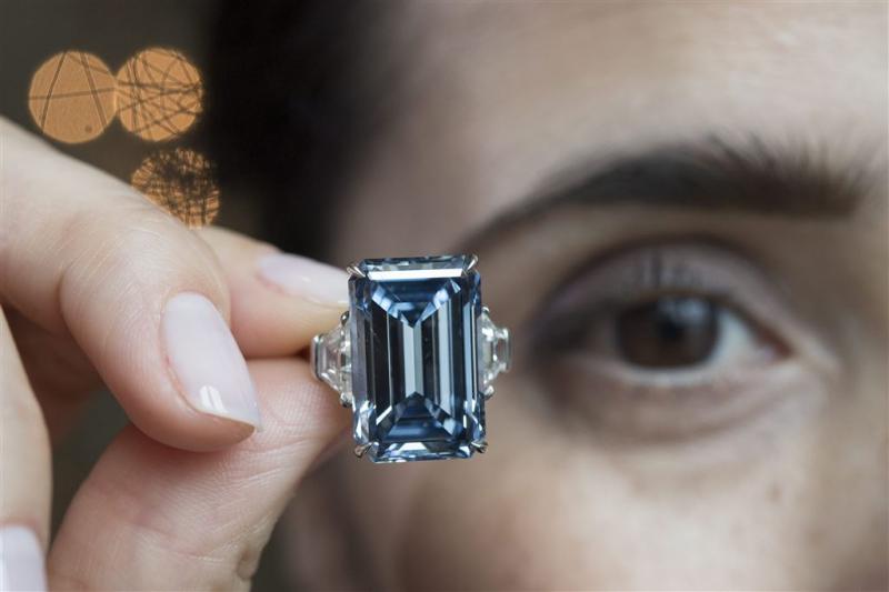 Blauwe diamant voor 51,3 miljoen euro geveild