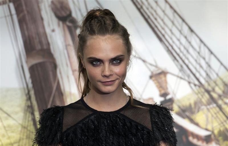 Cara Delevingne struint naakt door het bos