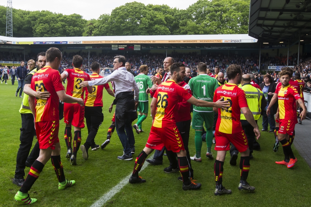 De geschrokken spelers van Go Ahead Eagles vluchten de kleedkamer in (Pro Shots / Erik Pasman)