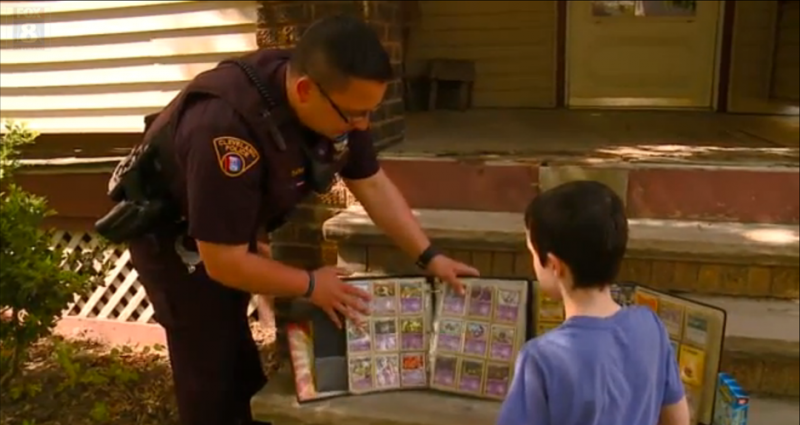 Politie schenkt Pokémon-kaarten aan kind