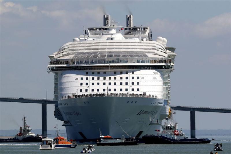 Grootste cruiseschip legt aan in Rotterdam