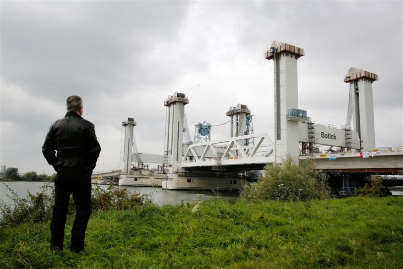 Hinder door reparatie Nieuwe Botlekbrug