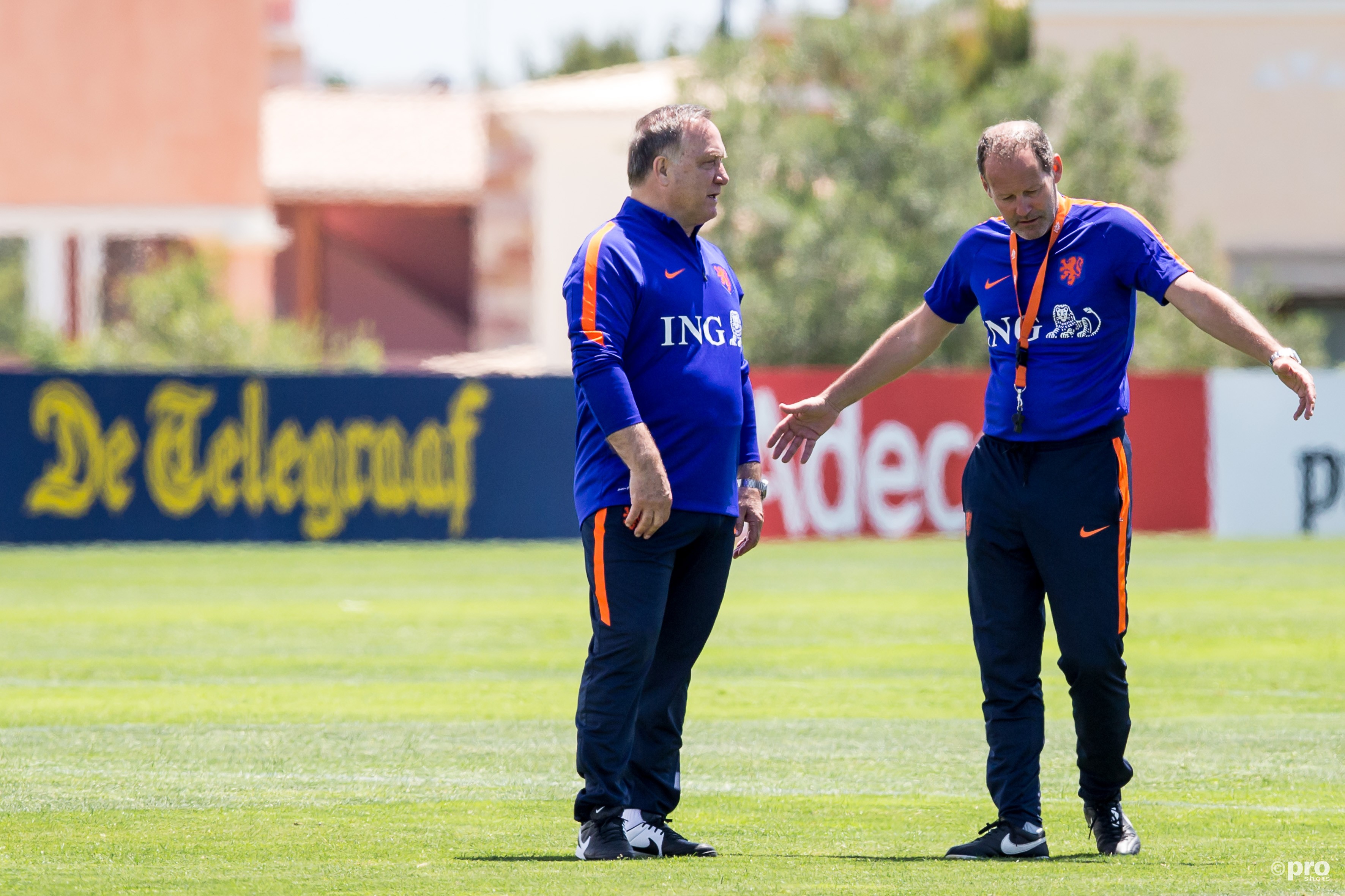 Waar hebben Dick Advocaat en Danny Blind het over tijdens de training van het Nederlands elftal? (Pro Shots / Erwin Spek)
