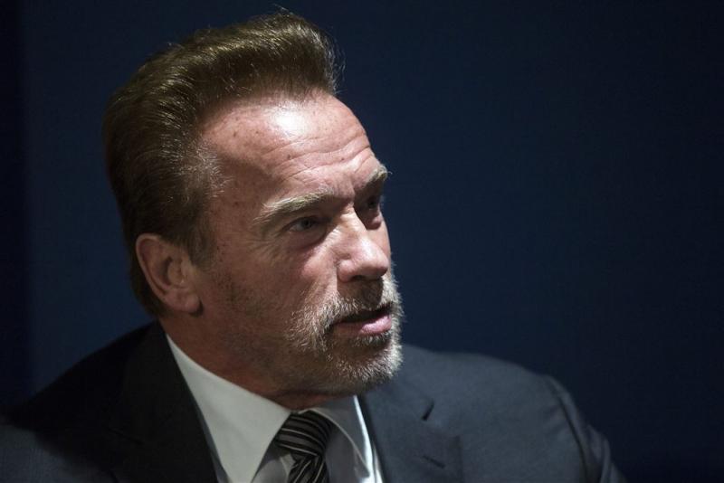 Arnold Schwarzenegger schrikt van olifant