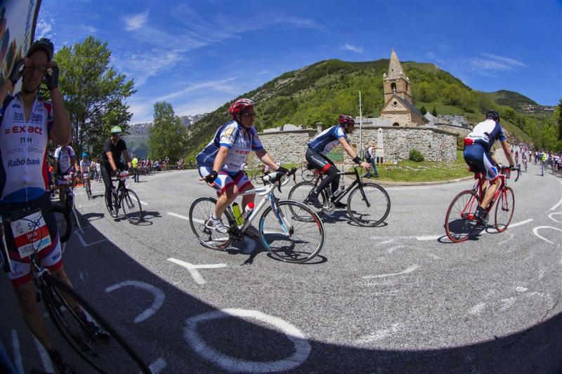 Lopers en fietsers bedwingen weer Alpe d'HuZes