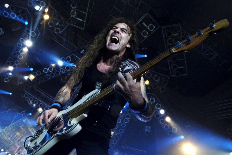 Brabander voetbalt met bassist Iron Maiden