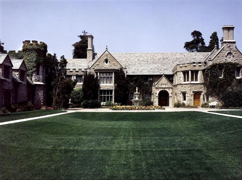 Buurman Hugh Hefner koopt Playboy Mansion